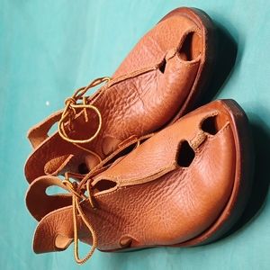 Cydwoq size 40 (8.5-9) full grain leather beautiful sandals
